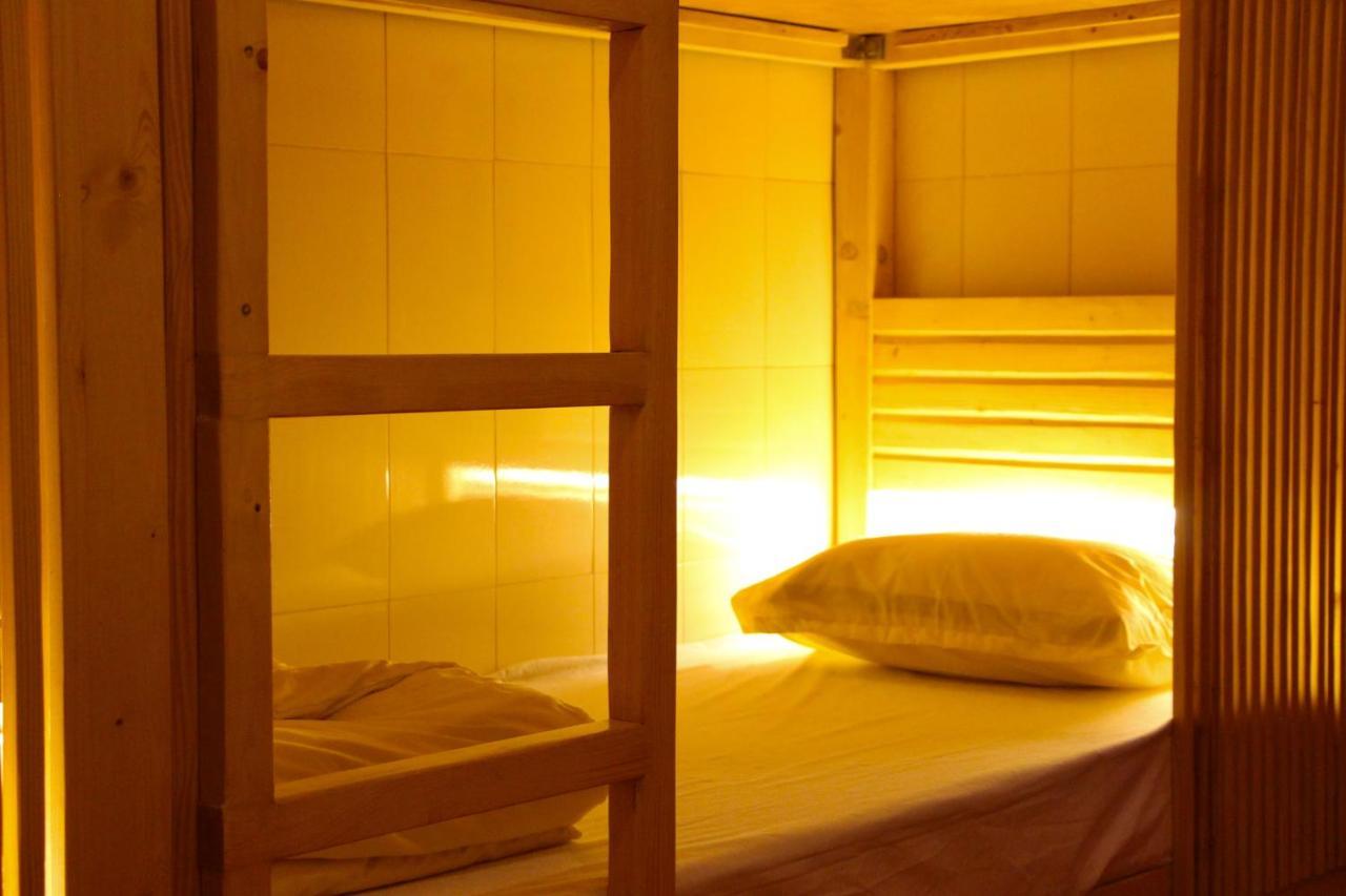 Gosolo Stays Bandra Hostel Мумбаи Экстерьер фото