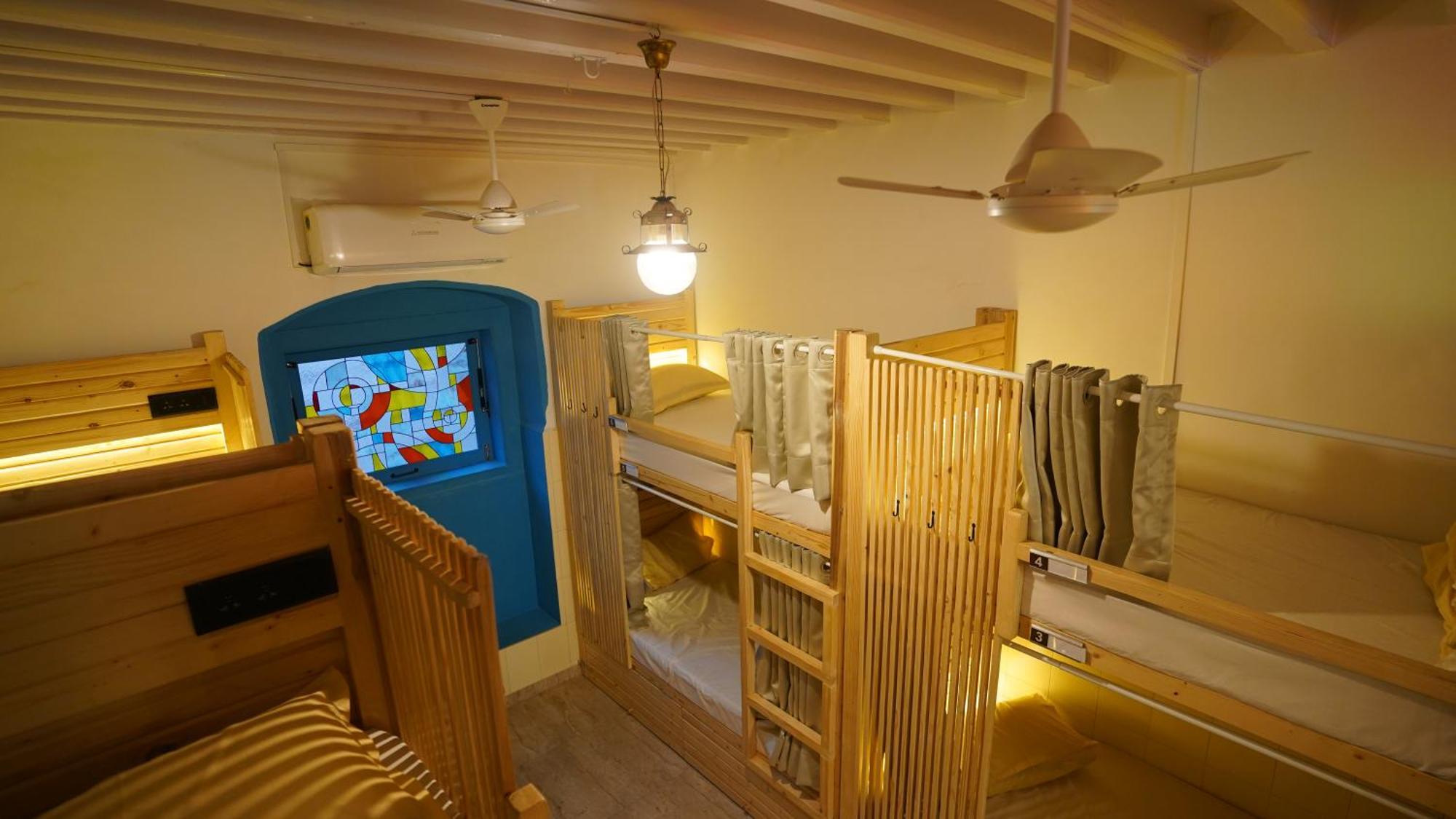 Gosolo Stays Bandra Hostel Мумбаи Экстерьер фото